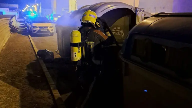 Los bomberos en el contenedor de Arrecife