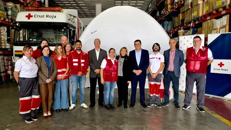 Representantes de Cruz Roja y el Gobierno