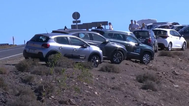 Coches aparcados para visitar la zona de Las Grietas