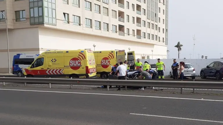 El personal sanitario en el lugar del accidente (Foto Canarias7)