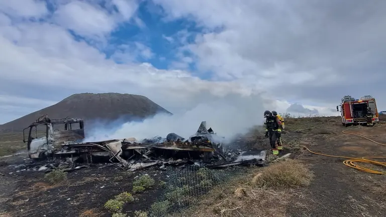 Incendio vehículo cerca del Volcán de la Corona.