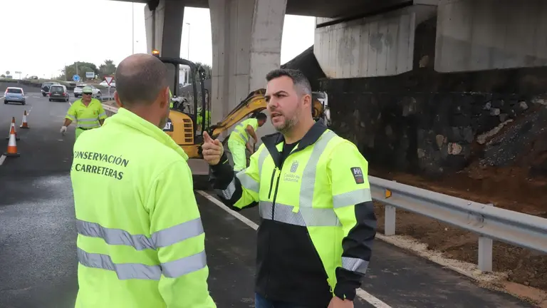 El vicepresidente y responsable de Obras junto a trabajadores de carreteras.