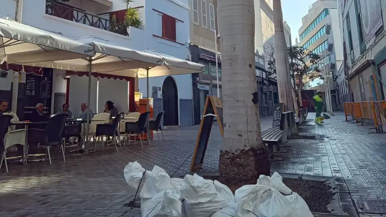 Sacos de arena contra posibles inundaciones en Arrecife