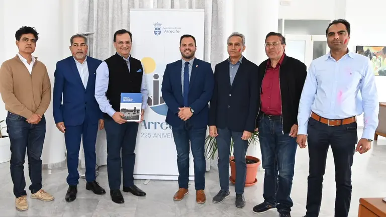 Yonathan de León ha recibido esta mañana en su despacho de la Casa Consistorial al embajador de India en España, Dinesh K. Patnaik, coincidiendo con el Holi