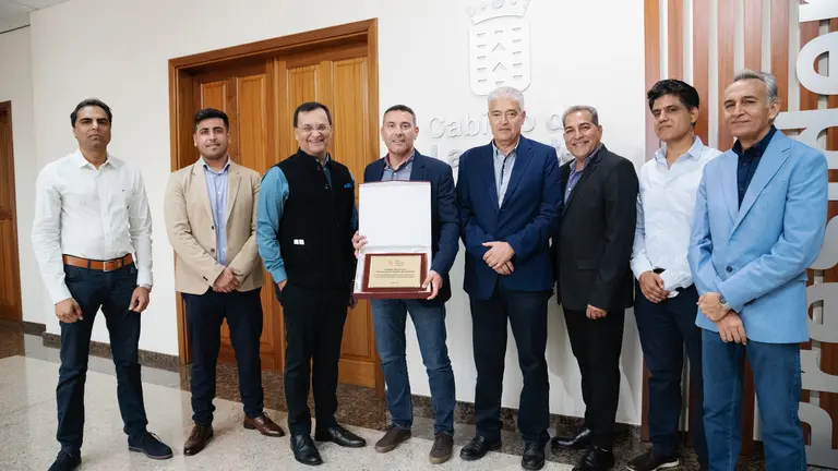 Visita embajador de La India.