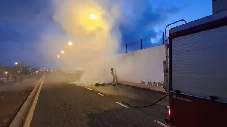 Los contenedores tras ser apagado el fuego