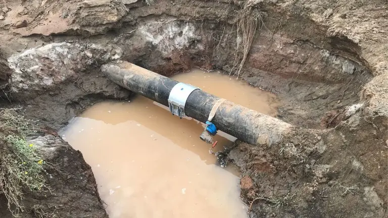 Rotura de una tubería. Imagen de archivo.