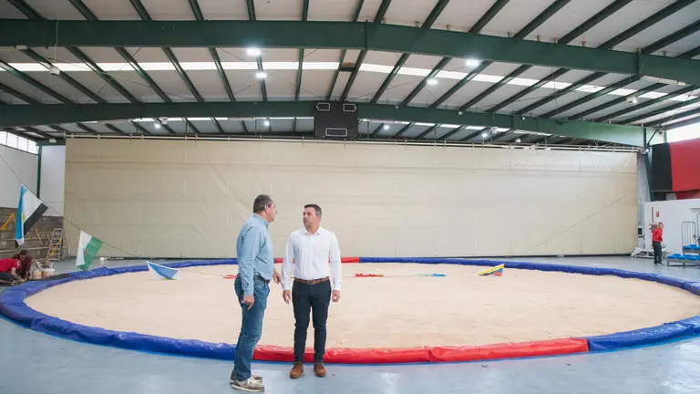 El vicepresidente y el consejero de Deportes en el terrero.