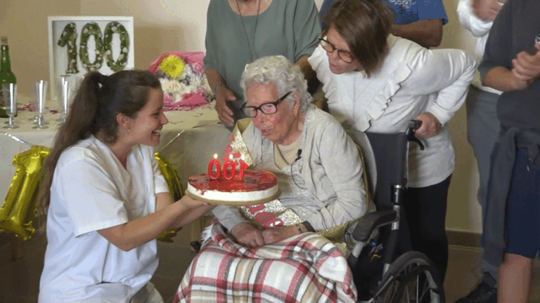 Juana Martín apaga las velas de su cumpleaños