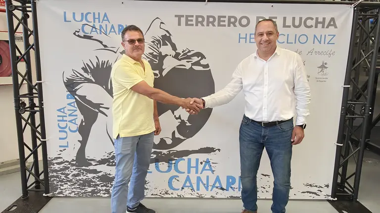 El consejero de Deportes, Juan Monzón, junto al presidente de la Federación en Lanzarote.