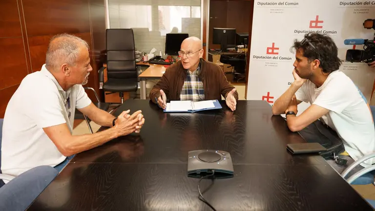 Los portavoces de 'Canarias se agota' se reúnen con el Diputado del Común.