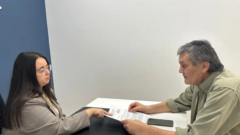 Lidia explica a Luis el documento de cancelación de su duda.