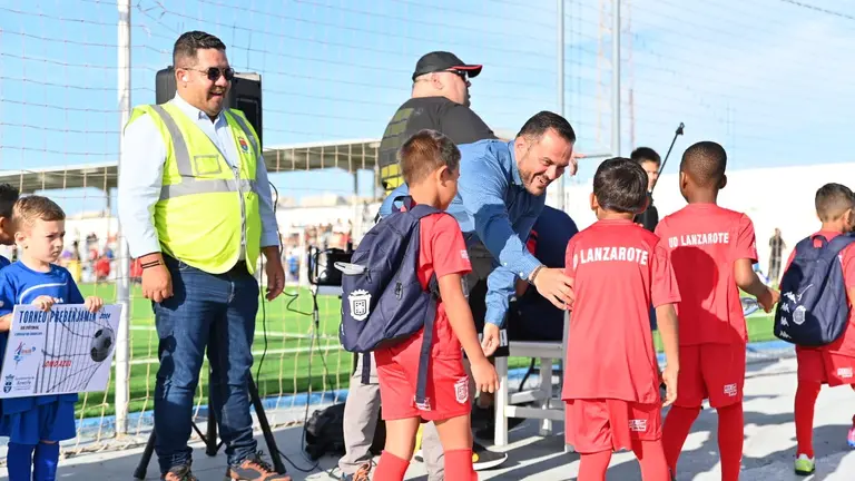 El alcalde Yonathan de León dio la bienvenida a los peqqueños jugadores que participan en este torneo.