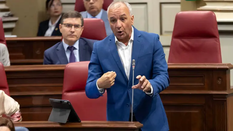 Luis Campos en el Parlamento de Canarias.