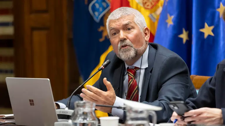 El profesor honorario de Geografía Humana de la Universidad de La Laguna, José León García, durante su intervención en la comisión del reto demográfico y el equilibrio poblacional en Canarias del Parlamento. EFE/Miguel Barreto.
