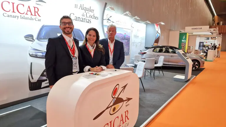 Personal de CICAR en el stand de la compañía en Expovacaciones 2024.