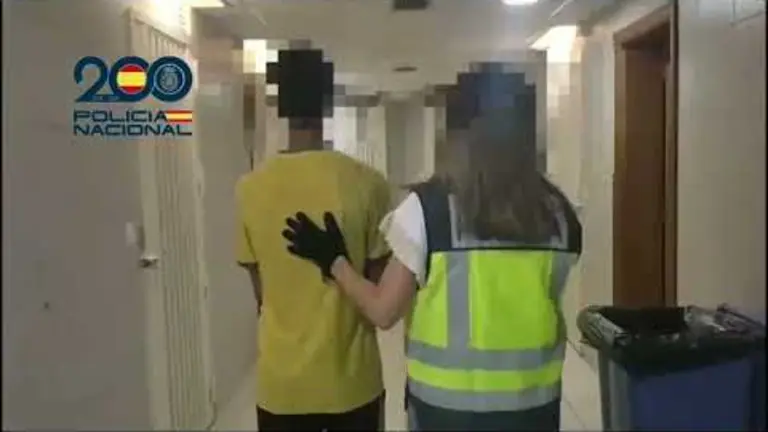 Detienen a tres jóvenes por robar y agredir a varias personas en la misma noche.