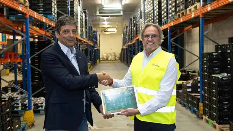 José Manuel Poblador, director de Logística de HiperDino, y Alonso Fernández, delegado comercial de IFCO SYSTEMS.