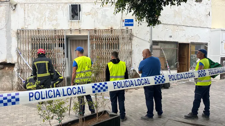 Arrecife tapia las viviendas en la calle Cienfuegos, tras ser desocupadas con el incendio.
