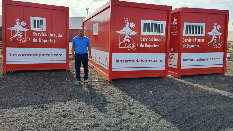 El consejero de Deportes visitando los contenedores.