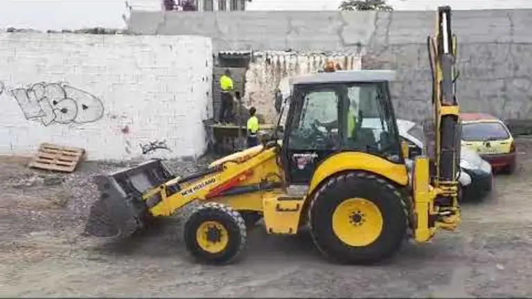 Derribamiento de una casa en La Vega.