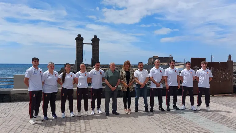 La concejala de Turismo, Comercio y Deportes, Eli Merino, con el equipo nacional de Kata.
