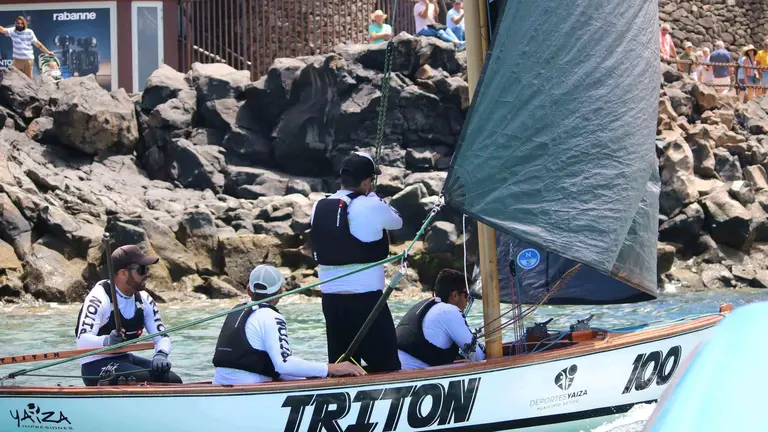 Tritón acercándose a la piedra.