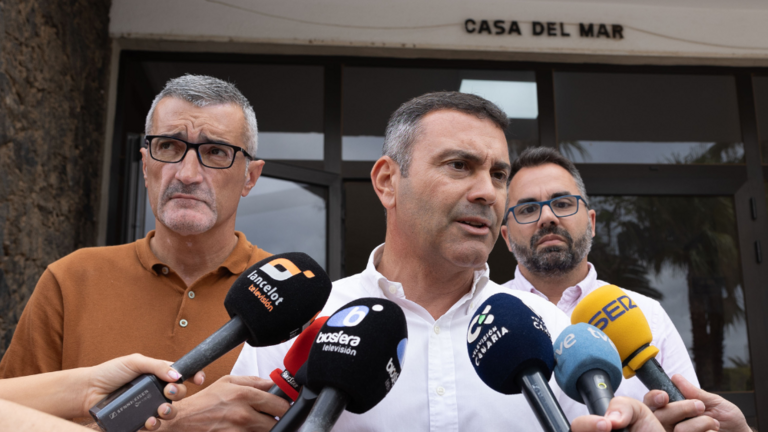 Marci Acuña junto a Oswaldo Betancort.