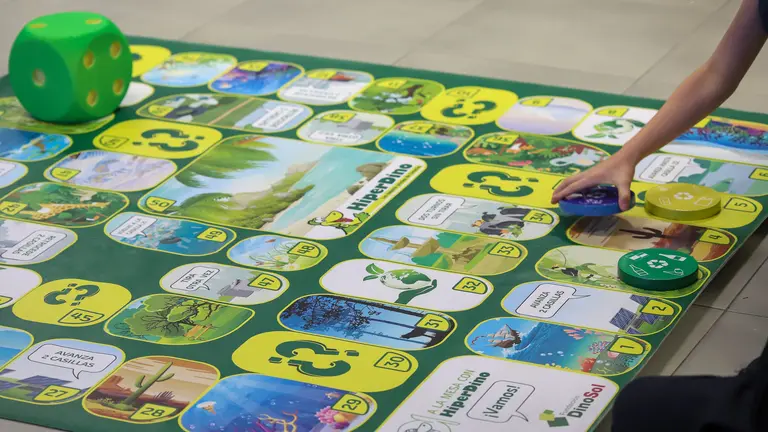 A la mesa con HiperDino y Larga vida a la comida son los dos proyectos educativos que HiperDino imparte en centros educativos de Canarias.