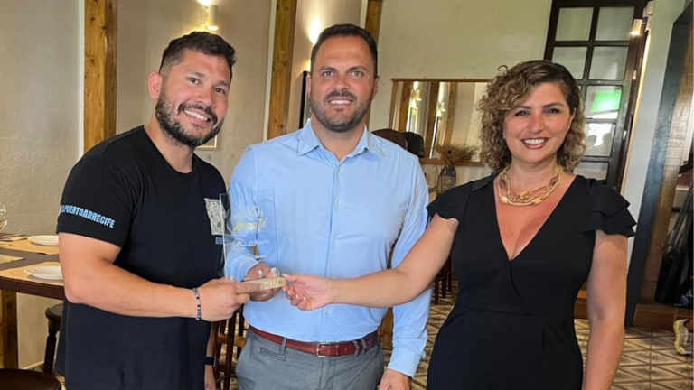 El alcalde de Arrecife y la concejala de Turismo entregan al Restaurante El Puerto el premio como ganador del Paseo entre enyesques Ciudad de Arrecife.