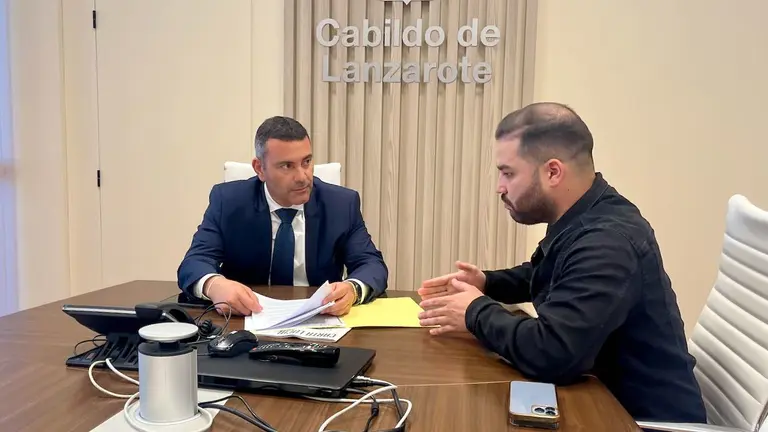 Oswaldo Betancort junto al consejero Jesús Machín.