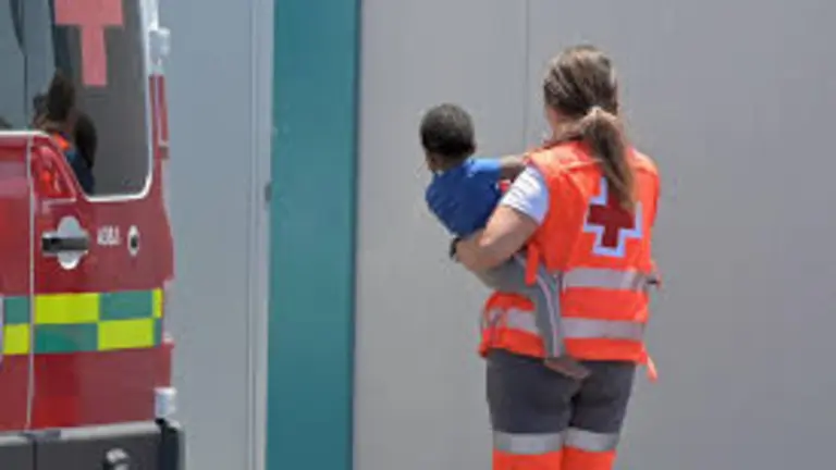 Cruz Roja rescata a un menor migrante en El Hierro. Imagen: EFE (de archivo).