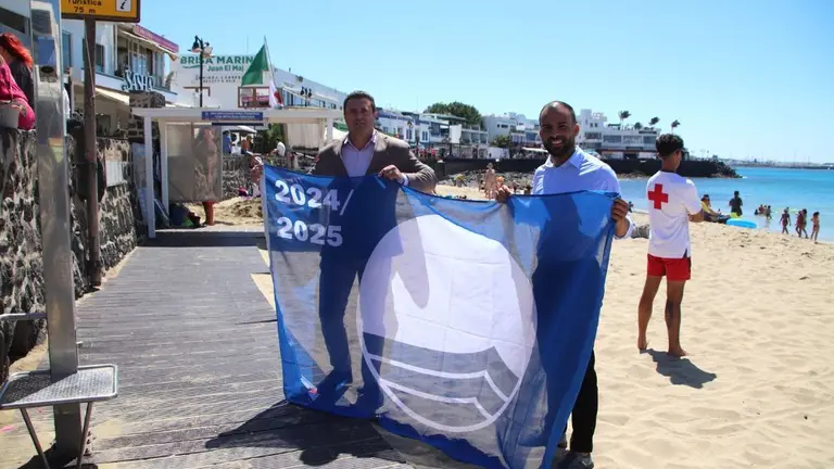 Bandera azul en Playa Blanca