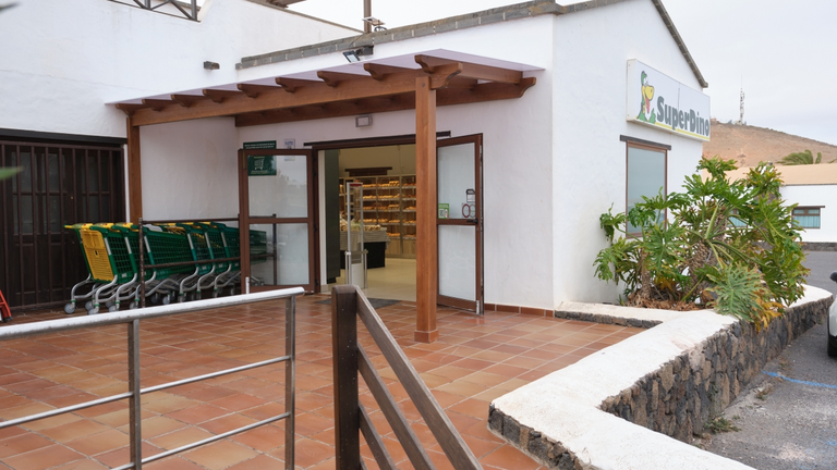 Entrada principal a la tienda SuperDino Villaverde.
