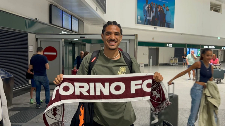 Saul Coco con la bufanda del Torino.