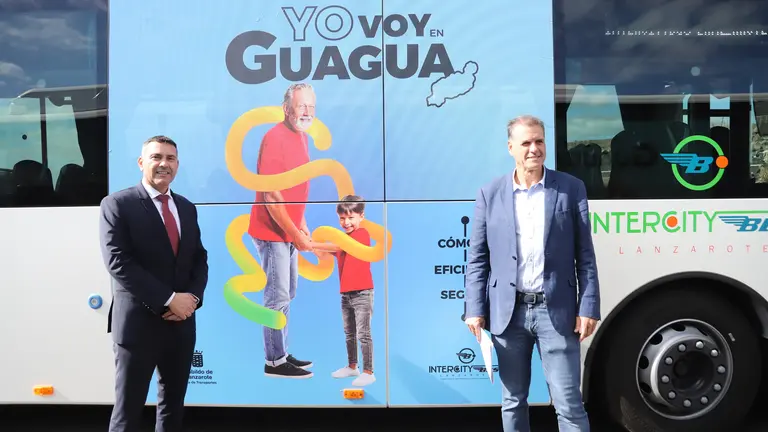 Oswaldo Betancort, junto al consejero de Transportes, Domingo Cejas.