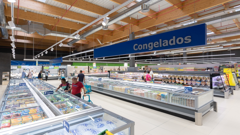 Interior de un establecimiento HiperDino.