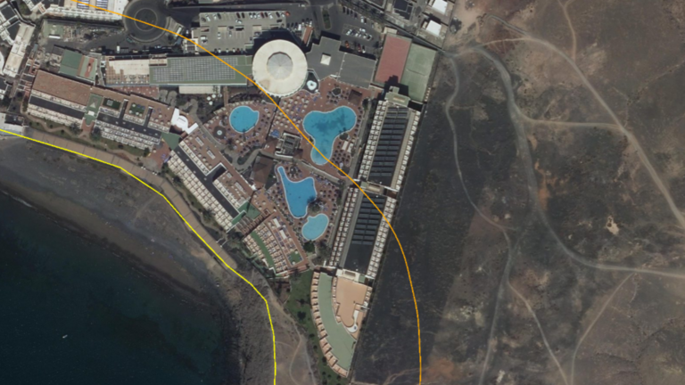 Imagen obtenida en el visor de Grafcan seleccionando las capas “MAPAMA Deslide Dominio Público” y “Ortofoto territorial”, dentro “Ordenación del territorio”.