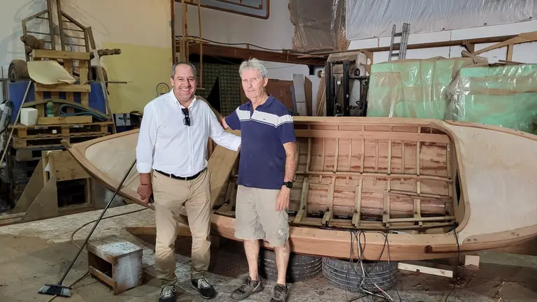 Juan Monzón visitando la carpintería de Ribera.