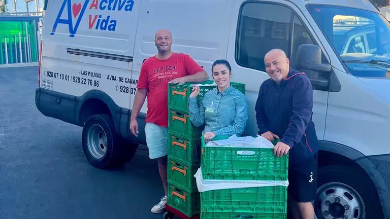 Una de las entregas diarias del supermercado de Galdar a la entidad Activa Vida Obra Social.