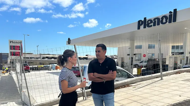 Sheila Guillén con Yoné Caraballo en la nueva gasolinera 'low cost'.