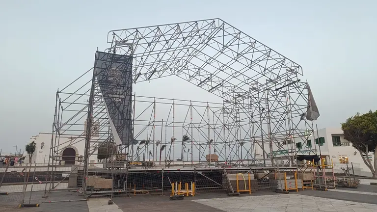 Escenario en medio de la plaza de Playa Blanca este domingo. Imagen: PP Yaiza.