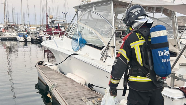 Yate incendiado en Puerto Calero.