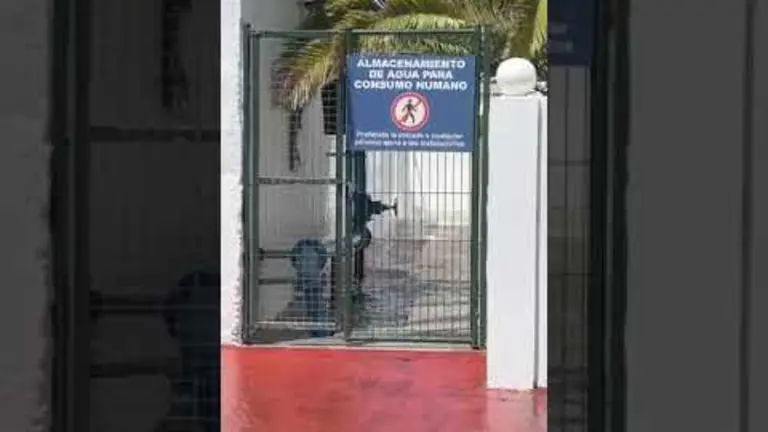 Se desborda el depósito de agua de los mojones en Puerto del Carmen.