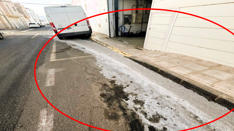 Imagen captada en la calle Isa del barrio de Argana, con los vertidos originarios desde la nave.