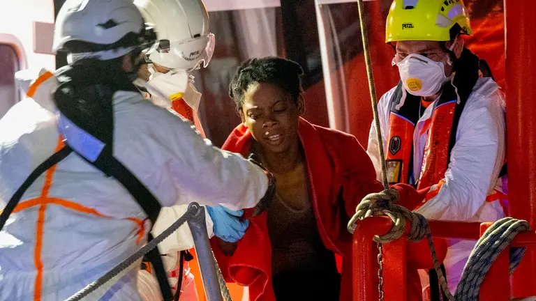 Rescatan una patera con 47 inmigrantes, entre ellos una mujer.