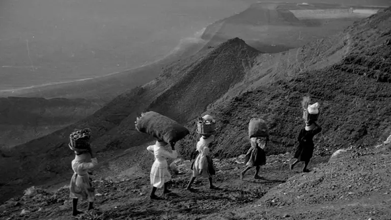 Grupo de gracioseras bajando El Risco tras vender pescado en los pueblos del norte. Javier Reyes Acuña.