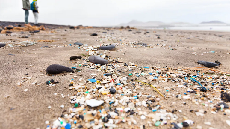 Microplasticos en la playa en una imagen de la campana Aguita-con el plástico.