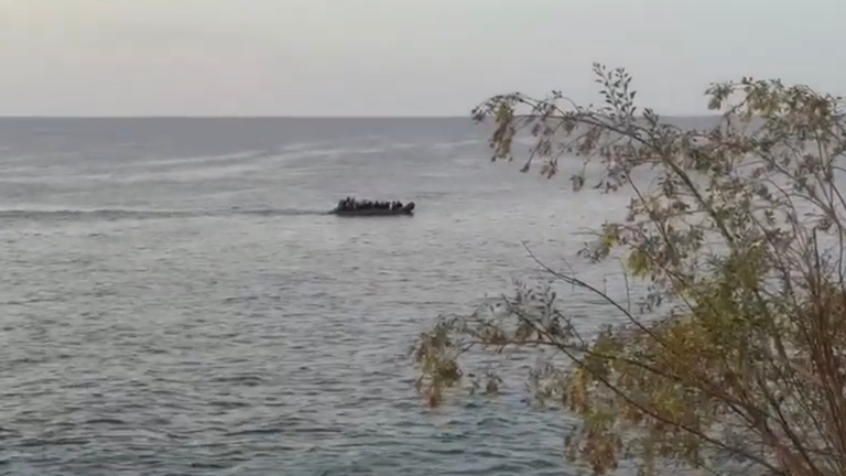 Una neumática con 37 hombres llega por sus propios medios a Costa Teguise.