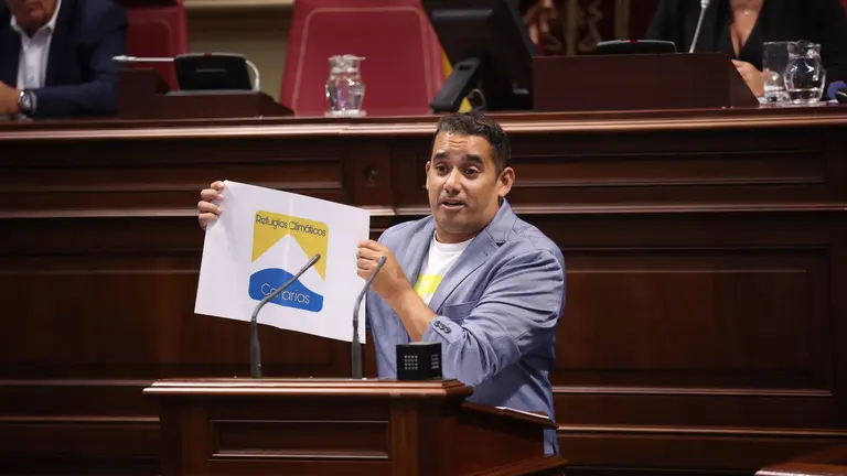 Yoné Caraballo enseña un diseño de logo para los Refugios Climáticos de Canarias.